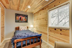 Charming Happy Valley Home: 13 Mi to Portland!