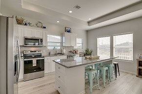 Crystal Beach Home w/ Covered Patio: Pets Welcome!