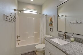 Crystal Beach Home w/ Covered Patio: Pets Welcome!