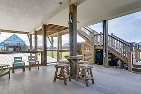 Crystal Beach Home w/ Covered Patio: Pets Welcome!