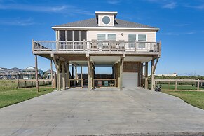 Crystal Beach Home w/ Covered Patio: Pets Welcome!