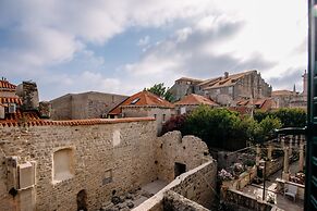 Art Deco City Walls Studios by DuHomes