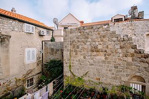 Art Deco City Walls Studios by DuHomes