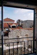 Art Deco City Walls Studios by DuHomes