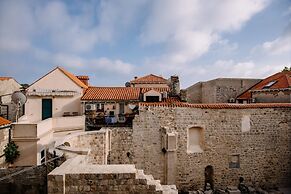 Art Deco City Walls Studios by DuHomes