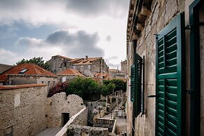 Art Deco City Walls Studios by DuHomes