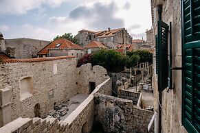 Art Deco City Walls Studios by DuHomes