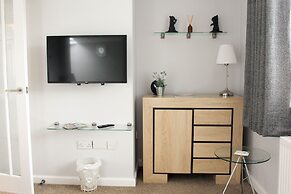 Perrys Impeccable 1-bed Apartment in Poole