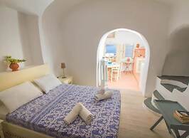 Luxury Cave and Oia Greece