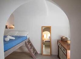 Luxury Cave and Oia Greece