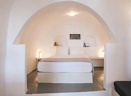 Great cave and Oia Greece