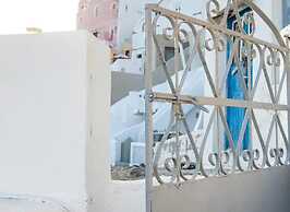 Great cave and Oia Greece