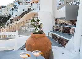 Great cave and Oia Greece