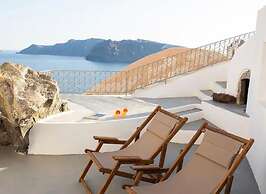 Great cave and Oia Greece