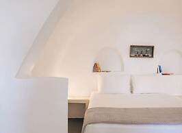 Great cave and Oia Greece