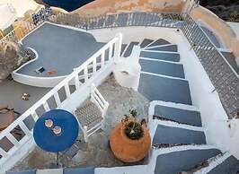 Great cave and Oia Greece