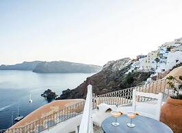 Great cave and Oia Greece