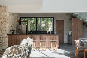 Twelve O’Clock Luxury Villas