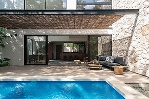 Twelve O’Clock Luxury Villas