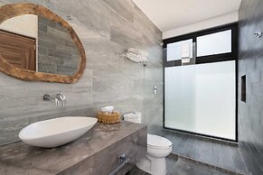 Twelve O’Clock Luxury Villas