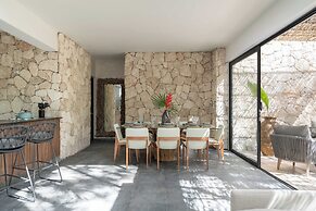 Twelve O’Clock Luxury Villas