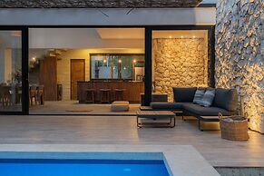 Twelve O’Clock Luxury Villas