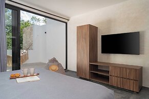 Twelve O’Clock Luxury Villas