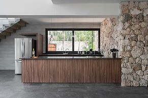 Twelve O’Clock Luxury Villas