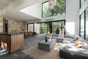 Twelve O’Clock Luxury Villas