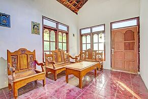 SPOT ON 93527 Agus Kostel SyariahNearWisata Agro Jollong