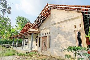 SPOT ON 93527 Agus Kostel SyariahNearWisata Agro Jollong