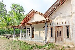 SPOT ON 93527 Agus Kostel SyariahNearWisata Agro Jollong