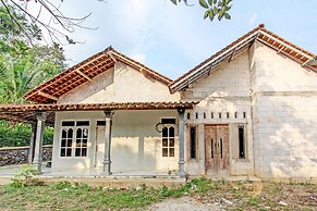 SPOT ON 93527 Agus Kostel SyariahNearWisata Agro Jollong