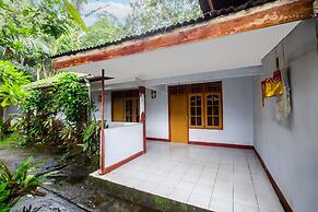 SPOT ON 93517 De Lanang Homestay Near Masjid Janapria