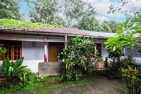SPOT ON 93517 De Lanang Homestay Near Masjid Janapria