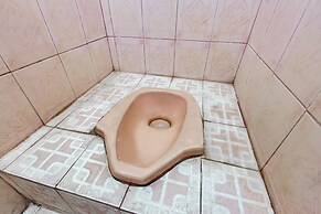 SPOT ON 93517 De Lanang Homestay Near Masjid Janapria