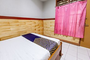 SPOT ON 93517 De Lanang Homestay Near Masjid Janapria