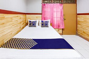 SPOT ON 93517 De Lanang Homestay Near Masjid Janapria