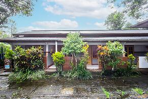 SPOT ON 93517 De Lanang Homestay Near Masjid Janapria