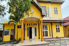 OYO 93521 Wisma Flamboyan NearTaman Makam Pahlawan