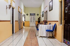 OYO 93521 Wisma Flamboyan NearTaman Makam Pahlawan