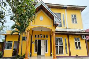 OYO 93521 Wisma Flamboyan NearTaman Makam Pahlawan