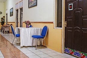 OYO 93521 Wisma Flamboyan NearTaman Makam Pahlawan