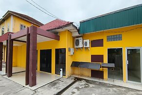 OYO 93521 Wisma Flamboyan NearTaman Makam Pahlawan