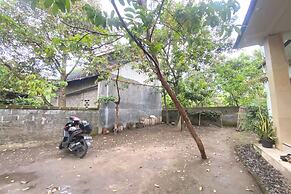 SPOT ON 93519 Kebun Manis Homestay Near Lapangan Bola Volly Batu Kumbu