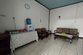 OYO 93520 Wisma Haji BunbunNearYani Heahlerr