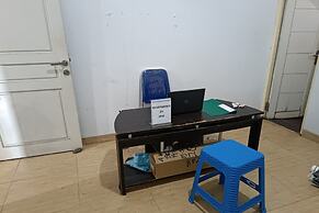 OYO 93520 Wisma Haji BunbunNearYani Heahlerr