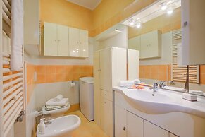 Verbena Near Center With Private Parking