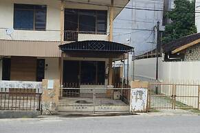 OYO 93523 Penginapan Laras PaminggirNearPesona Alam Seafood Pink Mira