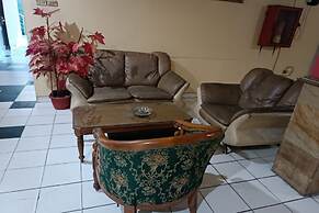 OYO 93523 Penginapan Laras PaminggirNearPesona Alam Seafood Pink Mira